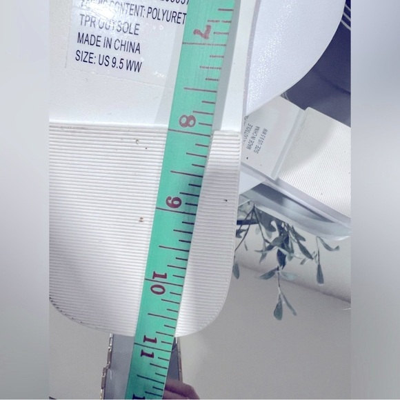 Torrid White Square Toe Thong Sandlal  Flip Flop Faux leather sandals 9.5WW - Picture 5 of 8